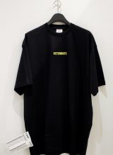 【VETEMENTS】Logo Label T-Shirt BLACK/YELLOW